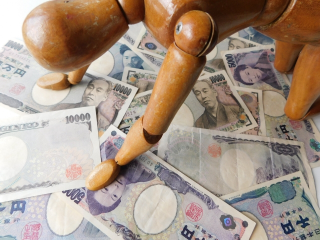 借金を背負う男。郡上市で借金返済の無料相談をする
